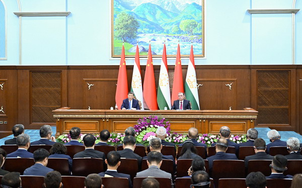 习近平同塔吉克斯坦总统拉赫蒙共同会见记者1.jpg