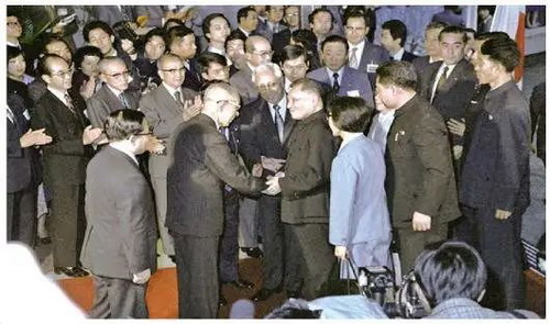 邓小平访问日本松下电器公司时与松下创始人松下幸之助先生握手_缩小大小.jpg