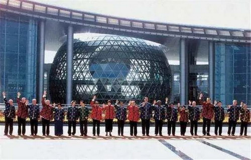 参加2001年上海APEC会议的各经济体领导人_缩小大小.jpg