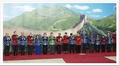 身穿唐装的领导人们.jpg