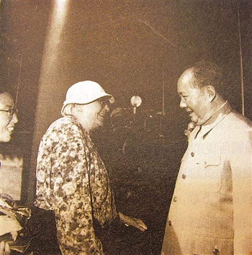 毛泽东在天安门城楼上亲切会见斯特朗500.jpg