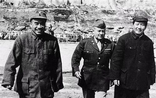 1944年11月,美军视察组组长包瑞德上校与毛泽东主席、朱德总司令在一起_缩小大小.jpg