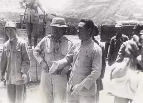 美军观察组组长包瑞德与周恩来交谈500.jpg