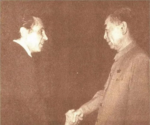 周总理同托平亲切握手_缩小大小.jpg