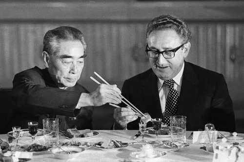 周恩来与基辛格_缩小大小.jpg