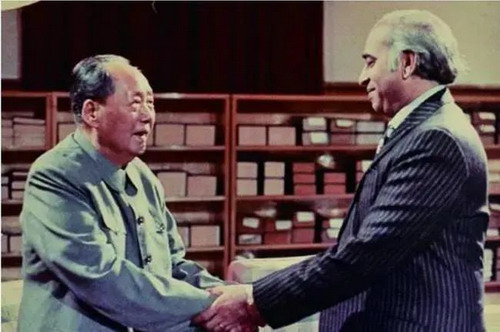 1976年5月27日,毛泽东会见巴基斯坦总理布托,这是毛泽东生前最后一次会见外宾_缩小大小.jpg