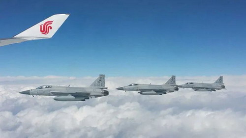 2015年4月20日,习近平主席应邀对巴基斯坦进行国事访问,巴基斯坦空军8架枭龙战机为习近平主席专机护航_缩小大小.jpg