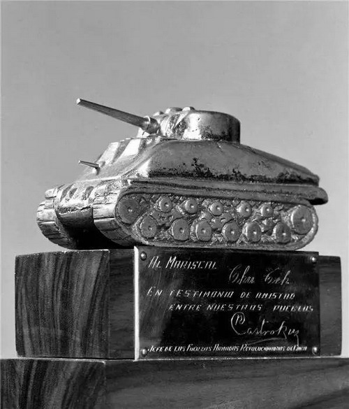 1959年7月,劳尔·卡斯特罗委托中国新闻代表团带给中国人民一个坦克模型作为礼物,这个模型是古巴人民起义军推翻巴蒂斯塔独裁政权时的战利品_缩小大小.jpg