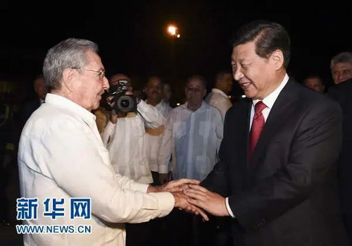 2014年7月23日,习近平主席结束对古巴的访问,启程回国,劳尔·卡斯特罗到机场为习近平送行_缩小大小.jpg