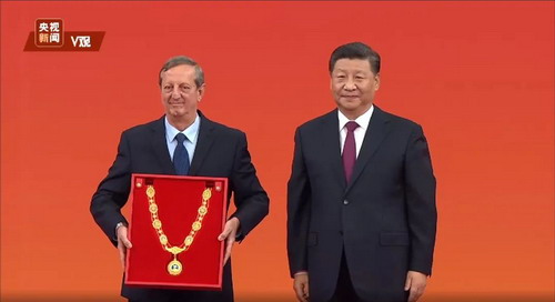 2019年9月29日,习近平主席在人民大会堂向劳尔·卡斯特罗·鲁斯颁授“友谊勋章”,古巴时任驻华大使拉米雷斯代领_缩小大小.jpg