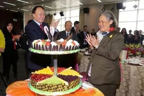 2015年,诗琳通六十华诞,在北大精心准备的生日蛋糕前许愿.jpg