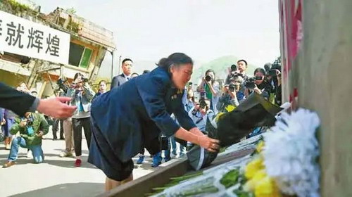2018年,泰国公主诗琳通来到北川老县城地震遗址祭奠献花_缩小大小.jpg