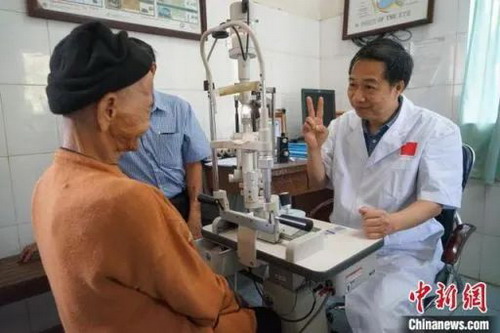 曾思明医生为患者进行诊治_缩小大小.jpg