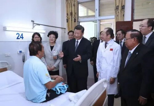 习近平看望老挝白内障手术患者_缩小大小.jpg
