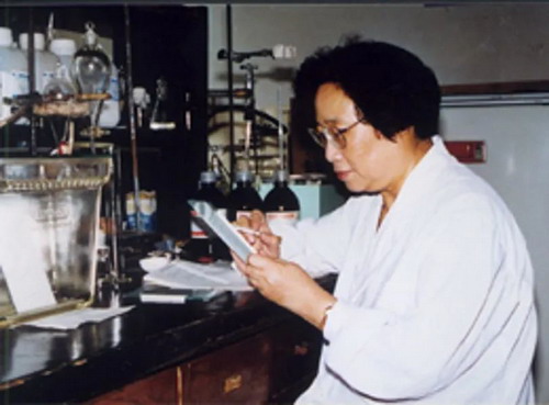 屠呦呦前_缩小大小.jpg