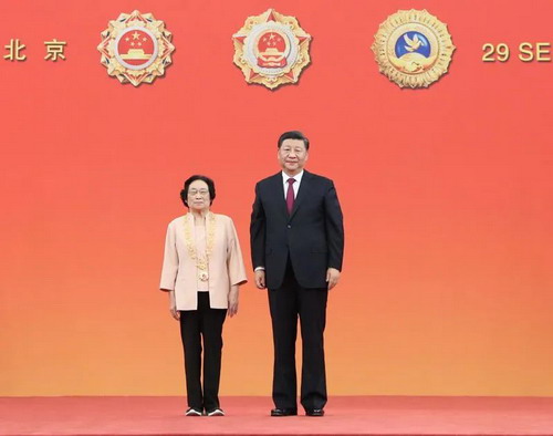 屠呦呦于2019年获得“共和国勋章”_缩小大小.jpg