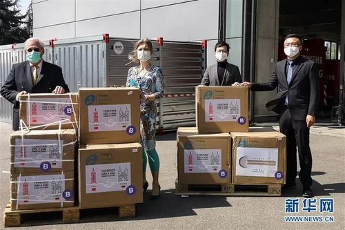 接受中国捐赠的防疫物资_缩小大小.jpg