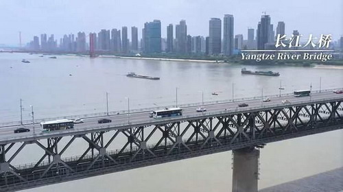 竹内亮纪录片中武汉长江大桥的视频截图_缩小大小.jpg