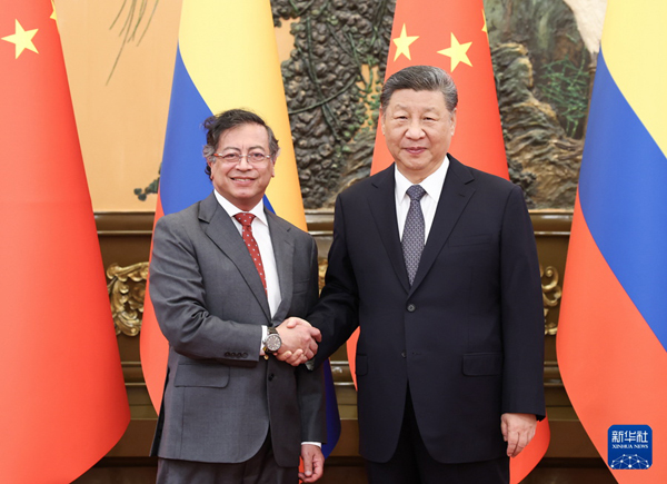 习近平会见哥伦比亚总统佩特罗1.jpg