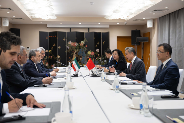 王毅会见伊朗外长阿拉格齐2.jpg