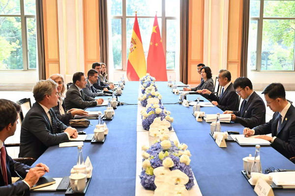 王毅 西班牙3.jpg