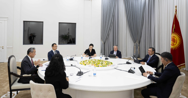 吉尔吉斯斯坦总统扎帕罗夫会见王毅3.jpg