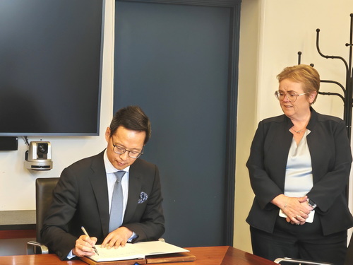 Chinese Ambassador to Iceland He Rulong Meets with Rector of the ...