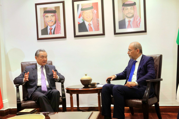 王毅 约旦副首相2.jpg