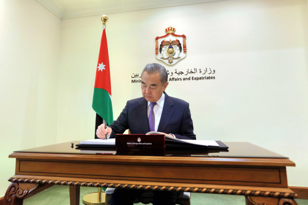 王毅 约旦副首相3.jpg