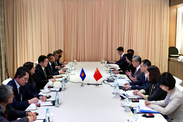 王毅会见东盟秘书长高金洪2.600.jpg