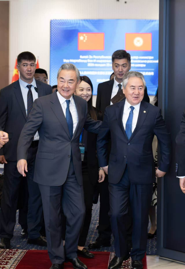 王毅同吉尔吉斯斯坦外长库鲁巴耶夫会谈5.jpg