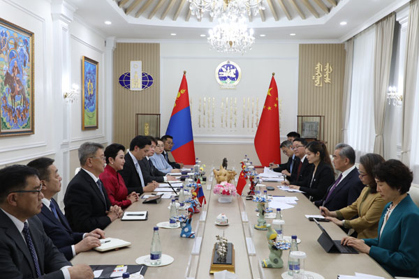 王毅同蒙古国外长巴特策策格会谈1.600.jpg