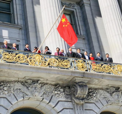 旧金山市政厅升国旗仪式1.png
