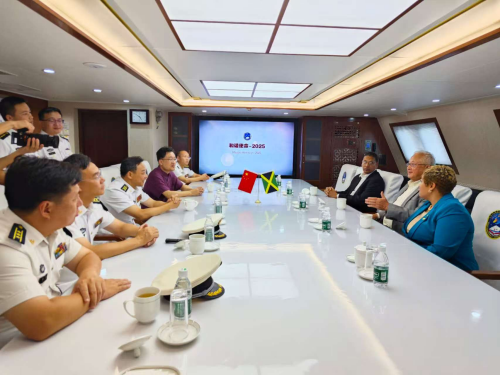 陪同查克参观1 (1).jpg