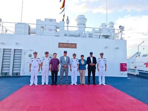 陪同查克参观1 (2).jpg