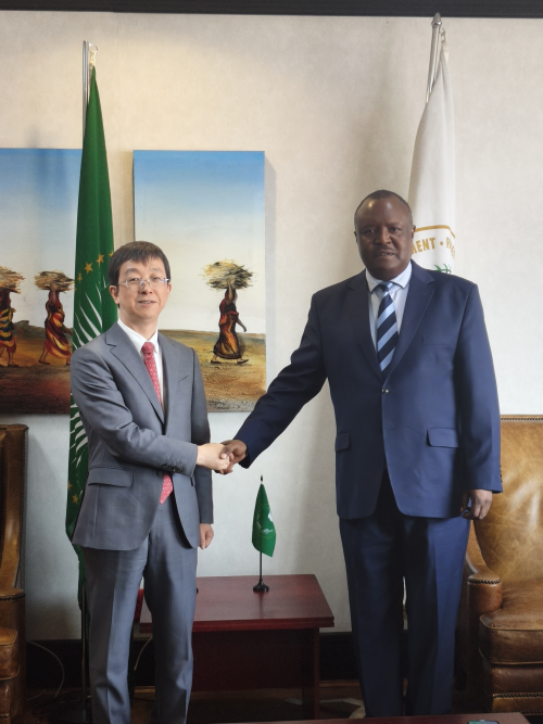 20251015驻非盟使团团长蒋烽大使带队赴南非拜访泛非议会1.jpg