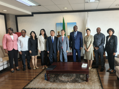 20251015驻非盟使团团长蒋烽大使带队赴南非拜访泛非议会2.jpg