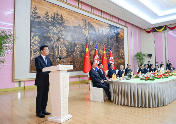 王沪宁出席《中朝友好合作互助条约》签订65周年纪念招待会.jpg