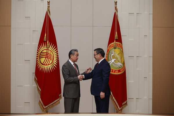 吉尔吉斯斯坦总统扎帕罗夫会见王毅2_缩小大小.jpg