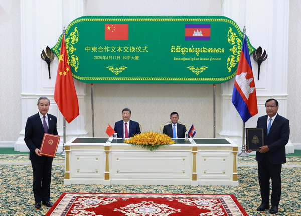习近平同柬埔寨首相洪玛奈举行会谈3_缩小大小.jpeg
