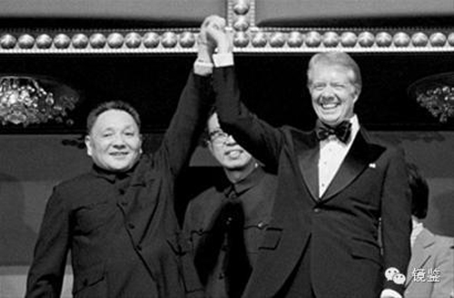 邓小平同卡特会谈结束后在白宫玫瑰园共见记者500.jpg