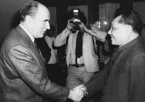 1983年5月5日,邓小平在人民大会堂会见密特朗总统_缩小大小.jpg