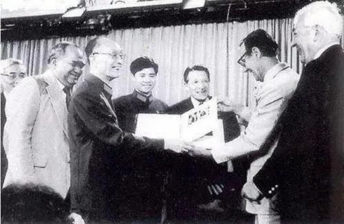 1984年,国防部长张爱萍访美时会见被营救的美军飞行员_缩小大小.jpg