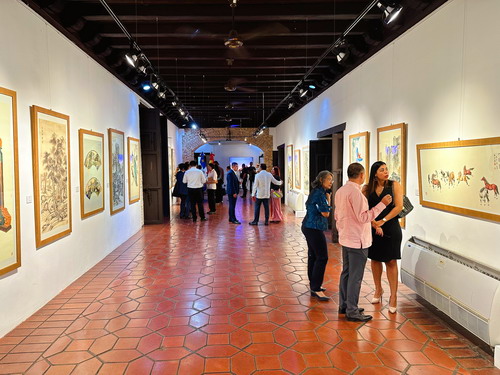 驻多米尼加大使陈鲁宁出席中国传统绘画展开幕式2_缩小大小.jpg