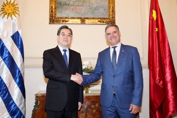 丁薛祥访问乌拉圭.jpg