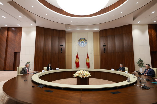 吉尔吉斯斯坦总统扎帕罗夫会见王毅3_缩小大小.jpg