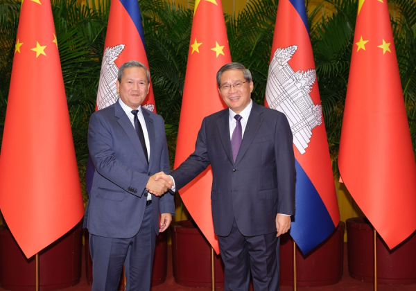李强同柬埔寨首相洪玛奈会谈.jpg