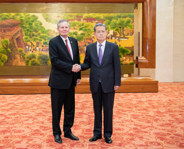赵乐际会见美国国会参议员代表团.jpg