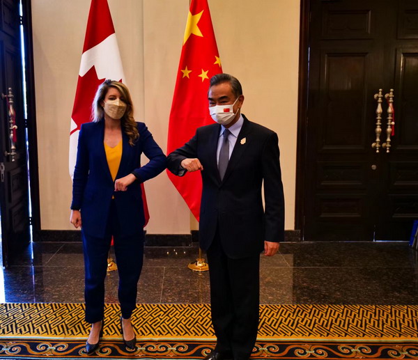 王毅会见加拿大外长乔利