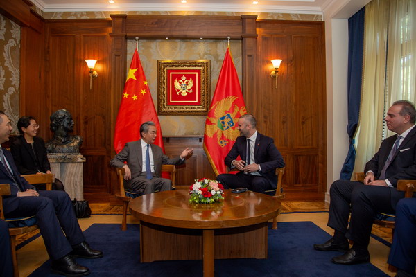 黑山总理3_缩小大小.jpg